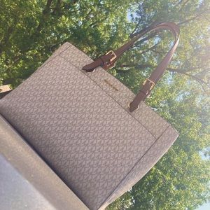 MK bag brand new took the tag off haven’t used it once doesn’t match my outfits